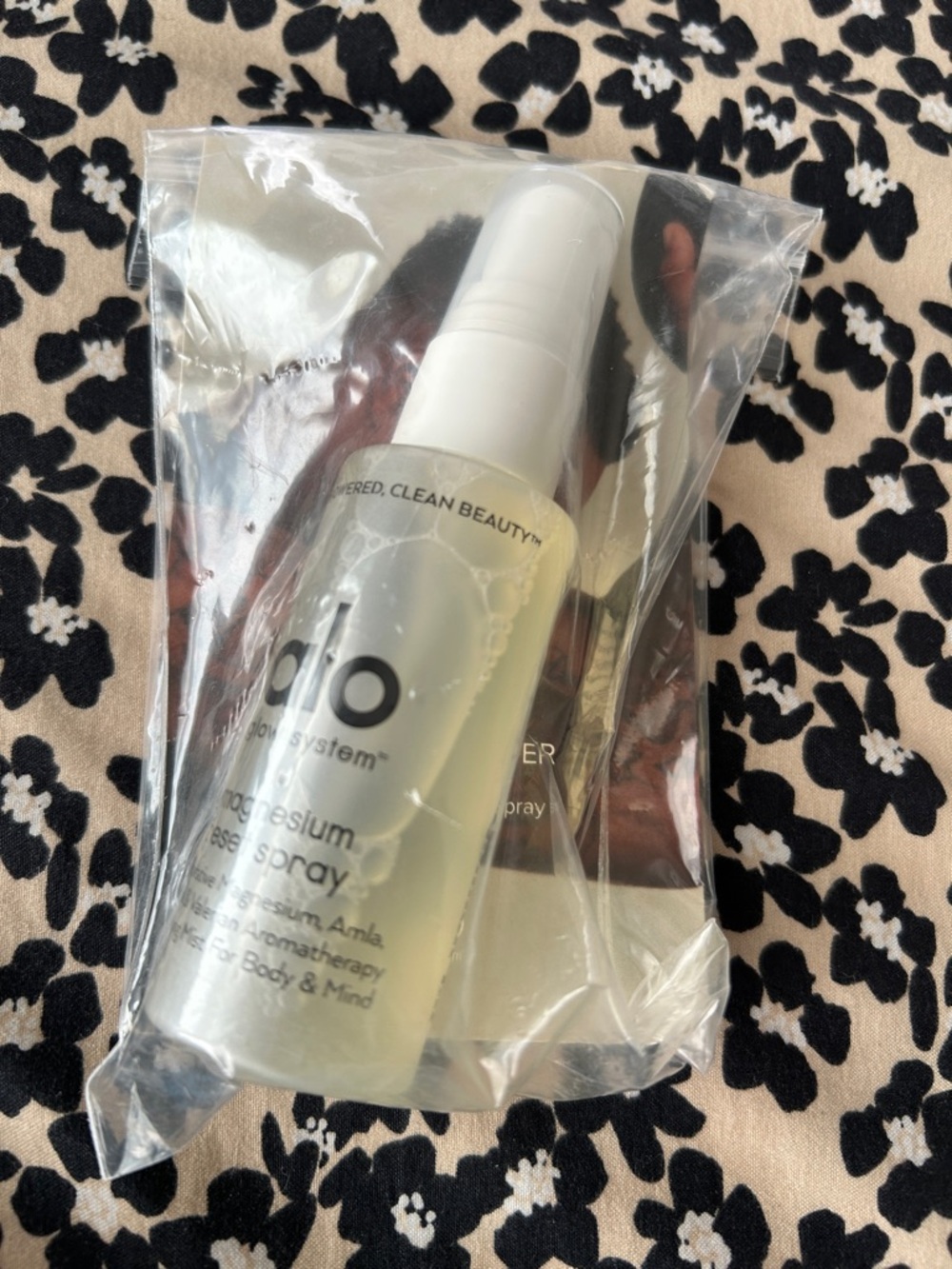 ALO Yoga Clear Magnesium Essence Spray - White Cap, Pale Yellow Bottle